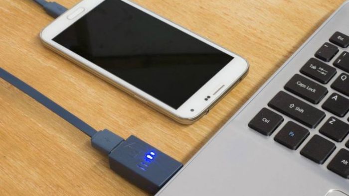 ngecharge-ponsel-di-laptop_20160601_195447.jpg
