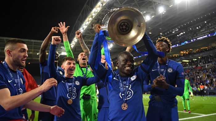 ngolo-kante-angkat-trofi-liga-champions.jpg