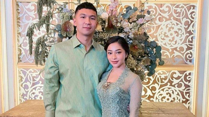 nikita-willay-dan-suaminya-indra-priawan-yang-akan-bulan-madu-ke-antartika-mei-2021.jpg