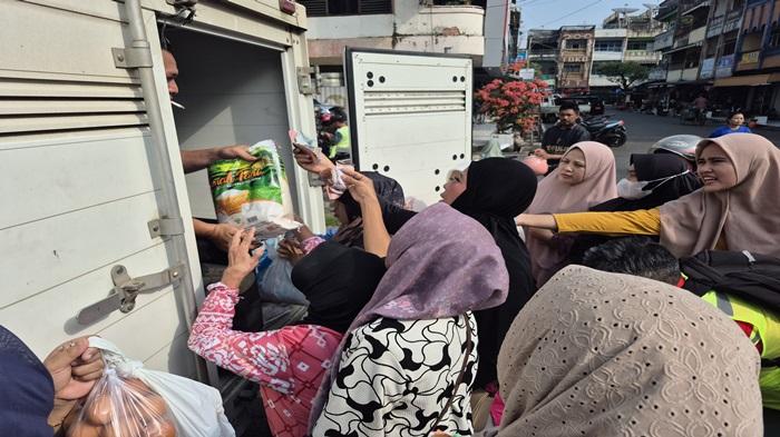3 Ton Beras Premium Ludes Diserbu Warga di Gerakan Pangan Murah dan Operasi Pasar Murah Muara Enim - Sripoku.com
