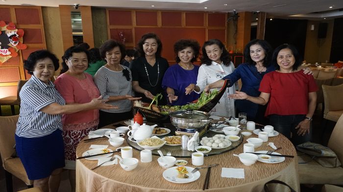 owner-jade-dragon-dan-tamu-undangan-memamerkan-menu-shabu-shabu.jpg