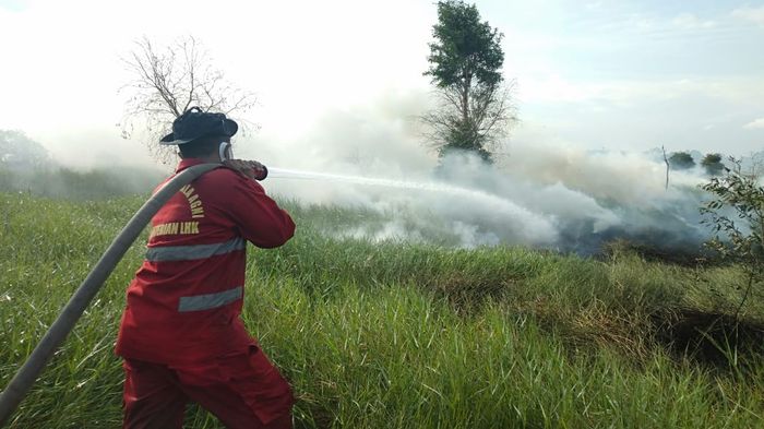 padamkan-kebakaran-lahan-di-oi.jpg