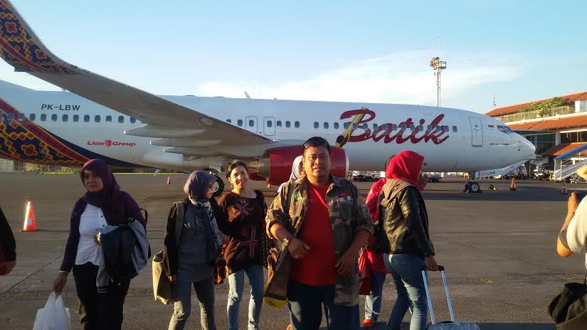 para-awak-media-berfoto-di-samping-pesawat-batik-air_20150423_154004.jpg