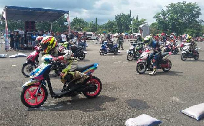 Pebalap Adu Cepat di Road Race Cendrawasih 2016