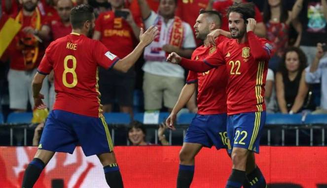para-pemain-spanyol-merayakan-gol-dari-isco_20170903_053711.jpg
