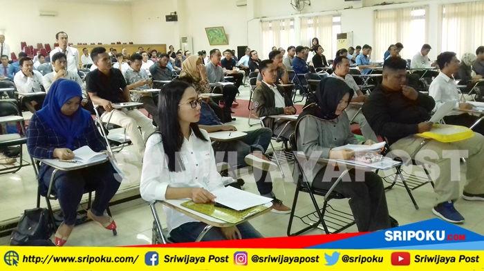 para-peserta-mengikuti-ujian-profesi-advokat-2018-peradi-di-aula-pascasarjana-fakultas-hukum-unsri_20180714_103740.jpg