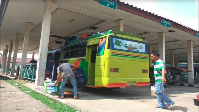 para-sopir-bus-yang-sedang-sibuk-melakukan-kegiatan-mengangkat-barang-para-pemudik_20180610_173106.jpg