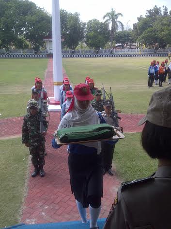 pasukan-pengibar-bendera-di-kabupaten-oki_20150812_152936.jpg