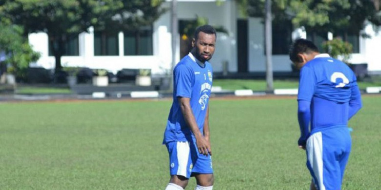 patrich-wanggai-saat-mengikuti-latihan-bersama-persib-bandung_20180513_142530.jpg