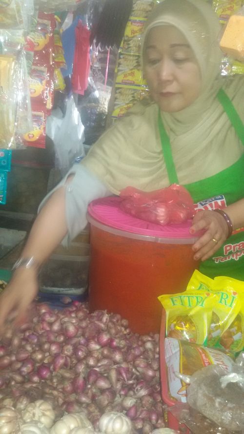 pedagang-bawang-di-pasar-baru-baturaja_20160423_113327.jpg