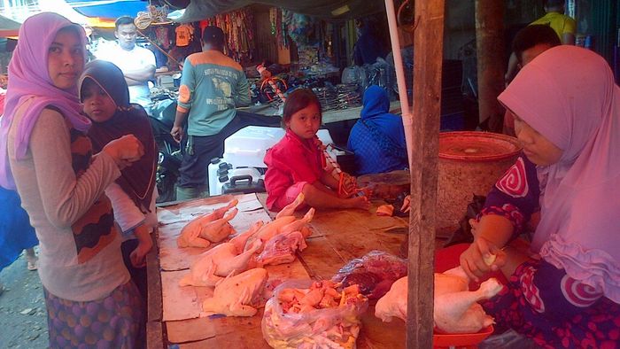 pedagang-daging-ayam-di-tebingtinggi_20151231_171405.jpg