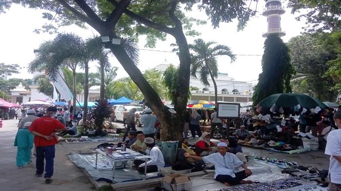 pedagang-kaki-lima-berjualan-di-pelataran-Masjid-Agung-Palembang.jpg