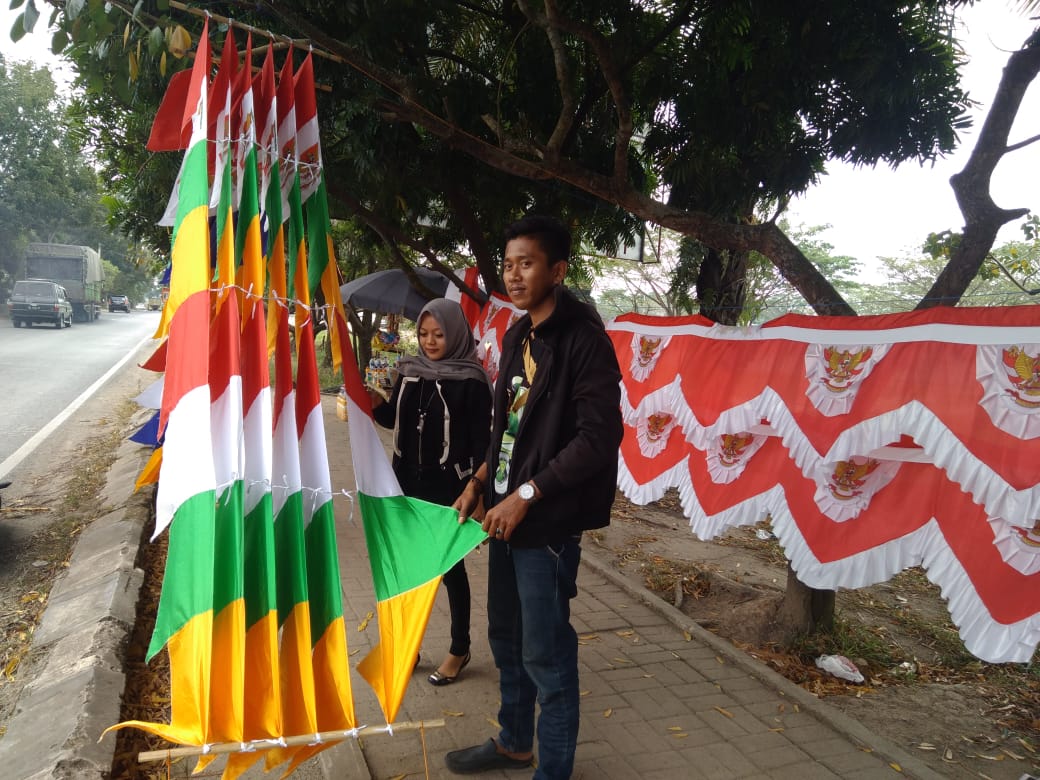 Jelang HUIT RI ke-73, Pedagang Musiman Pernak-pernik HUT RI Mulai Menjamur di OKI