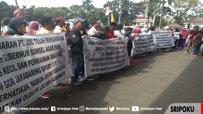 pedagang-unjuk-rasa-menolak-penerapan-tiket-masuk-elektronik-di-jsc-palembang.jpg