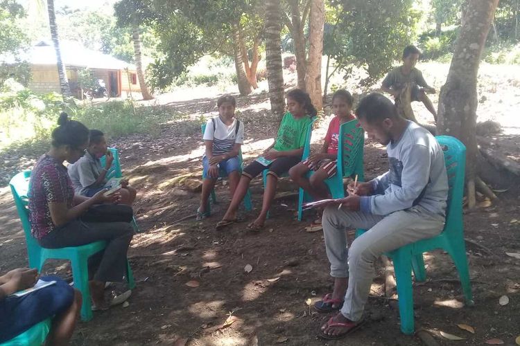 Sekelompok Guru Terobos Jalan Rusak Demi Mengajar Murid di Pedalaman tanpa Internet dan Televisi