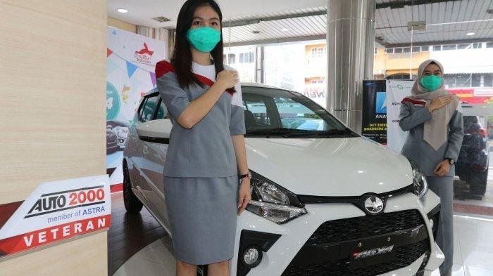 pegawai-auto2000-veteran-memperlihatkan-mobil-yang-dipajang-di-showroom-tersebut.jpg