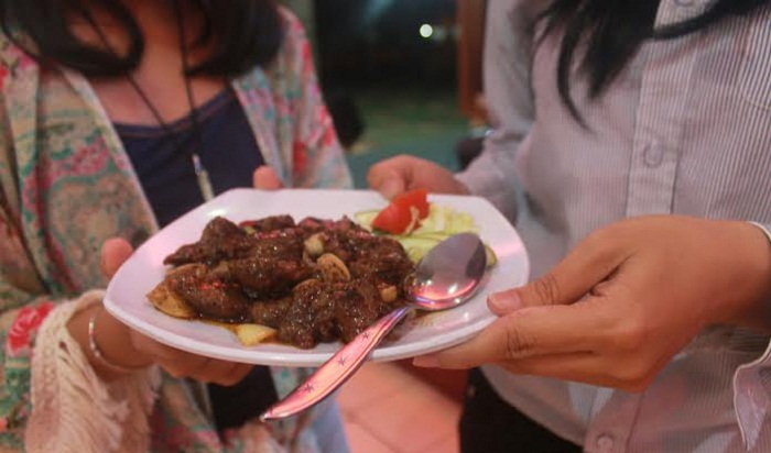 Rasakan Lezatnya Menu Sapi Lada Hitam ala Golf View - pegawai-golf-view-resto-and-cafe-menunjukan-sapi-lada-hitam_20160730_125342.jpg