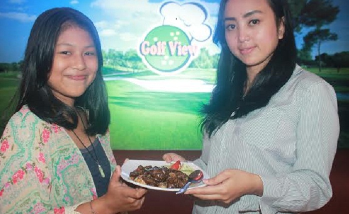 Rasakan Lezatnya Menu Sapi Lada Hitam ala Golf View - pegawai-golf-view-resto-and-cafe-menunjukan-sapi-lada-hitam_20160730_125644.jpg