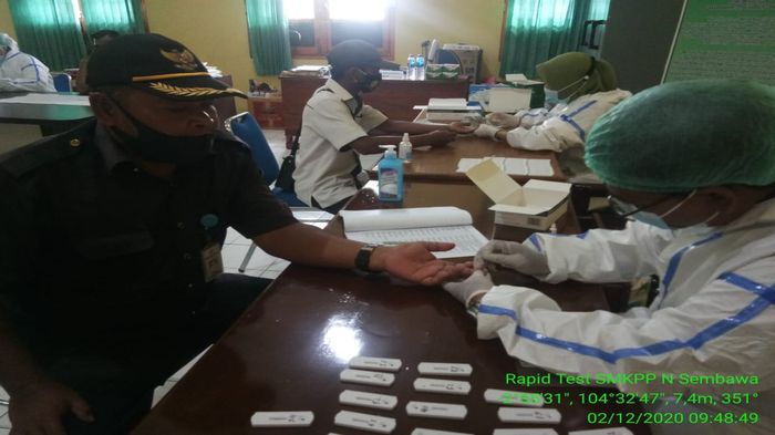 pegawai-smk-pp-negeri-sembawa-jalani-rapid-test.jpg