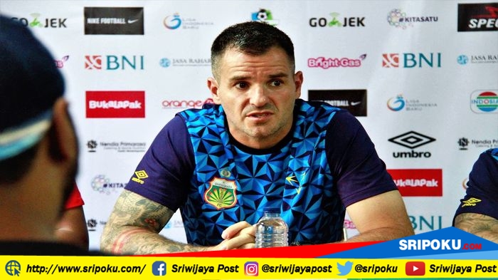 pelatih-bhayangkara-fc-simon-mcmenemy_20181012_142614.jpg
