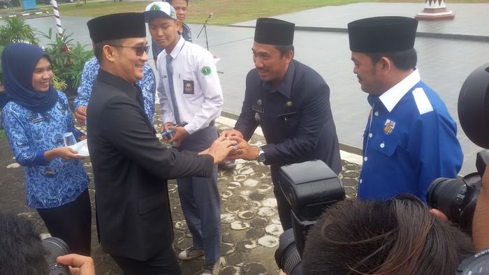 pemberian-obat-anti-kaki-gajah_20161028_100135.jpg