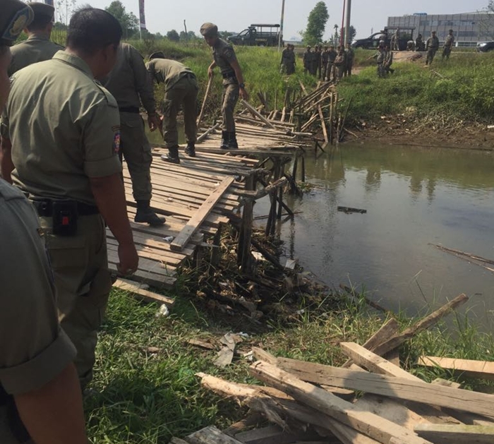 pembongkaran-jembatan-kayu_20180731_170956.jpg