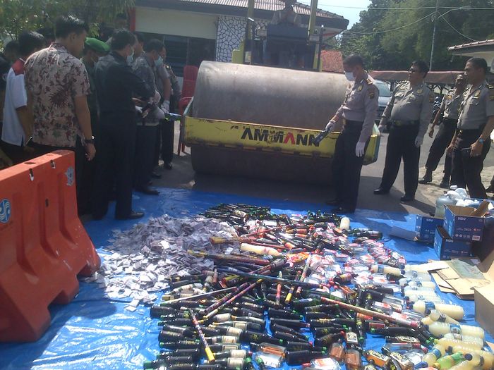 pemusnahan-petasan-dan-minuman-keras-di-oki_20160609_174014.jpg