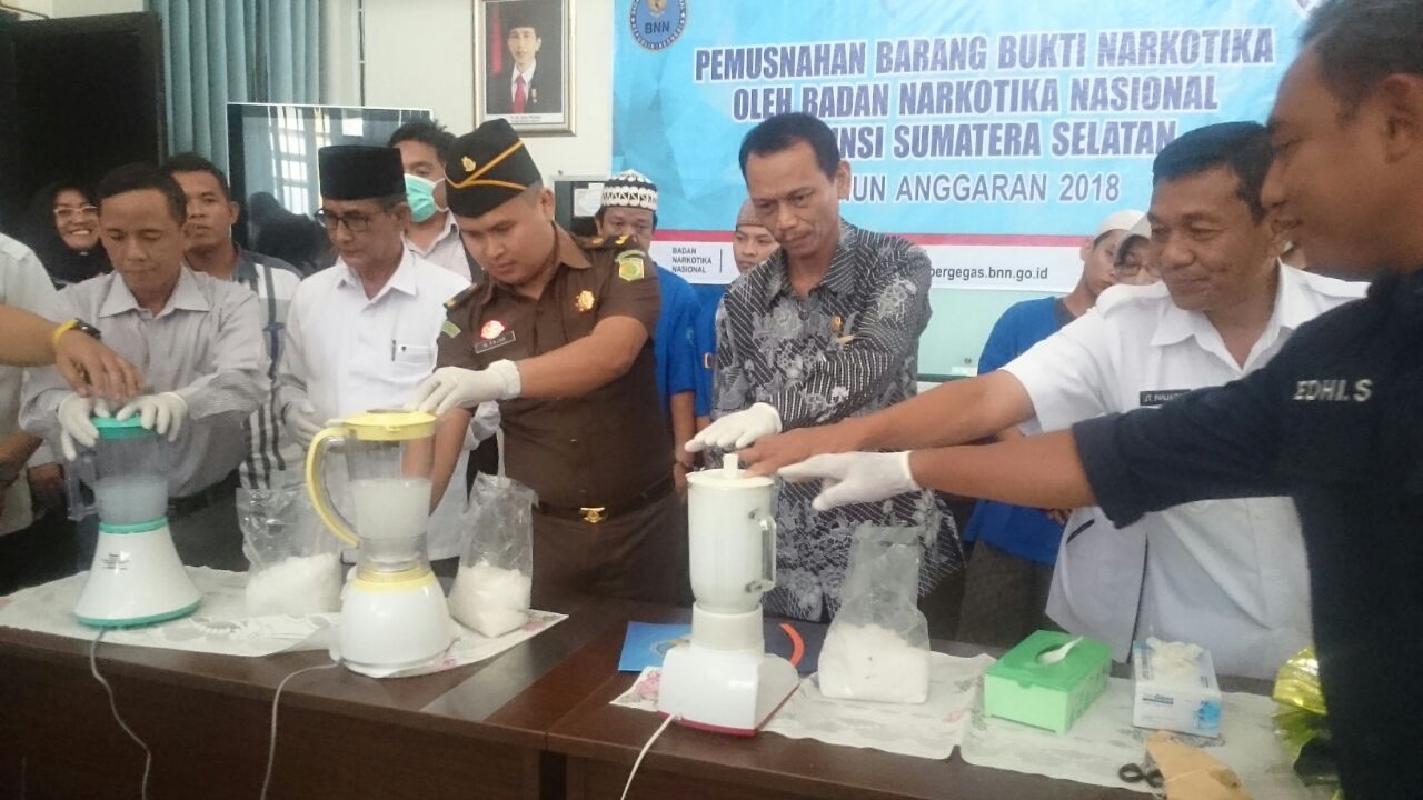 BNNP Sumsel Musnahkan Barang Bukti Narkoba Hasil Tangkapan, 3 Kg Sabu Dijadikan Bubur