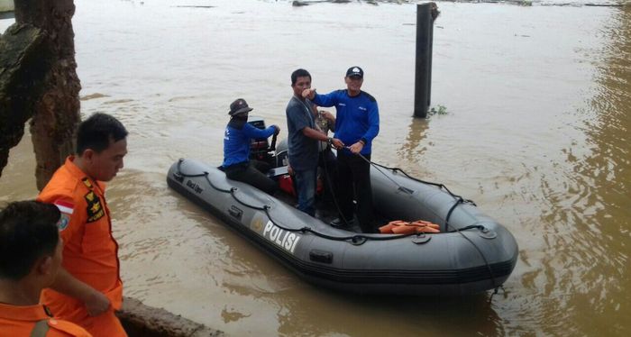 Tanggalkan Pakaian, Mr X ini Terjun Ke Sungai Ogan