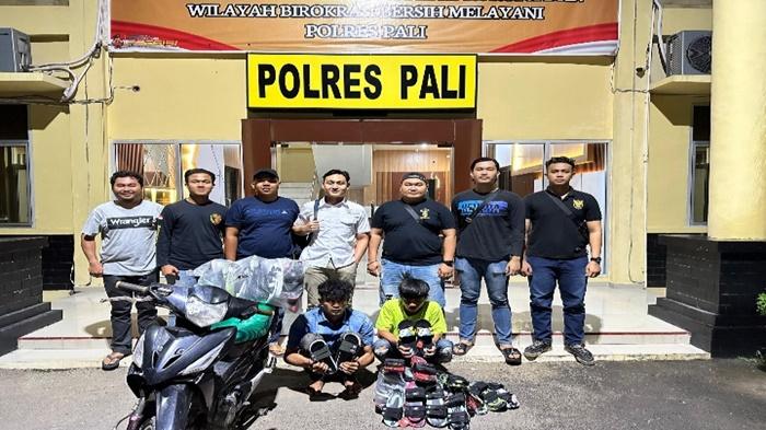2 Pelaku Pencuri 49 Pasang Sandal di PALI Berhasil Ditangkap, 33 Pasang Sandal Belum Sempat Dijual