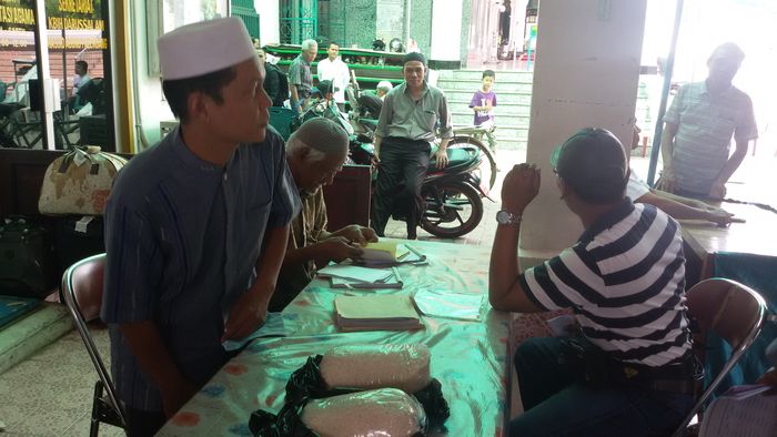 penerimaan-zakat-fitra-di-masjid-agung_20150709_152631.jpg