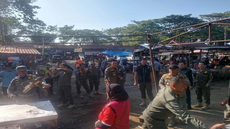 Momen Satpol PP Pagar Alam Tertibkan PKL Pasar Terminal Nendagung dan Pasar Dempo Permai - Sripoku.com