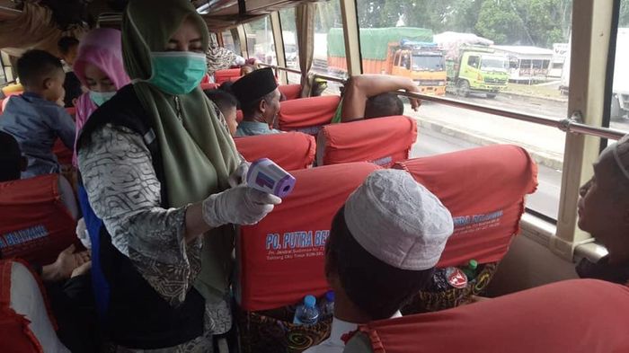 pengecekan-suhu-tubuh-penumpang-bus-yang-datang-dari-luar-daerah.jpg
