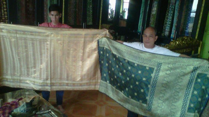 pengrajin-kain-songket-di-palembang.jpg