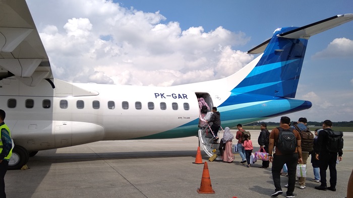 penumpang-garuda-indonesia-saat-akan-memasuki-pesawat.jpg
