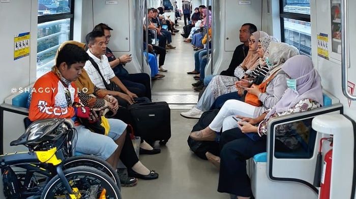 penumpang-lrt-melonjak.jpg