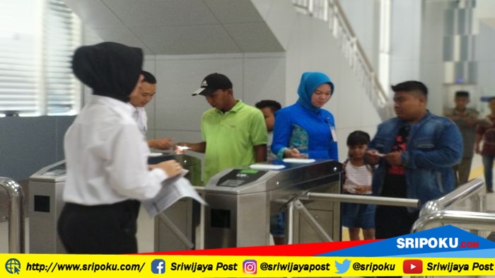 Penumpang LRT Palembang yang Naik dan Turun di Stasiun Dishub Masih Sepi. Ini Penyebabnya