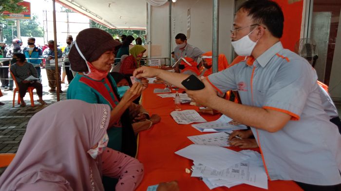penyaluran-bantuan-sosial-tunai-bst-dari-kementerian-sosial-ri-di-kantor-pos-merdeka-palembang.jpg