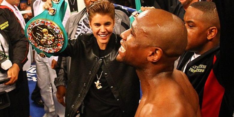 penyanyi-justin-bieber-merayakan-kemenangan-floyd-mayweather.jpg