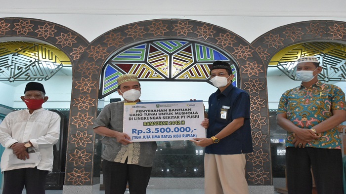 penyerahan-bantuan-secara-simbolis-untuk-disalah-satu-musholla-dilingkungan-sekitaran-pt-pusri.jpg