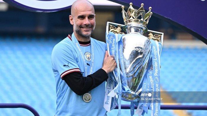 pep-guardiola-angkat-piala.jpg