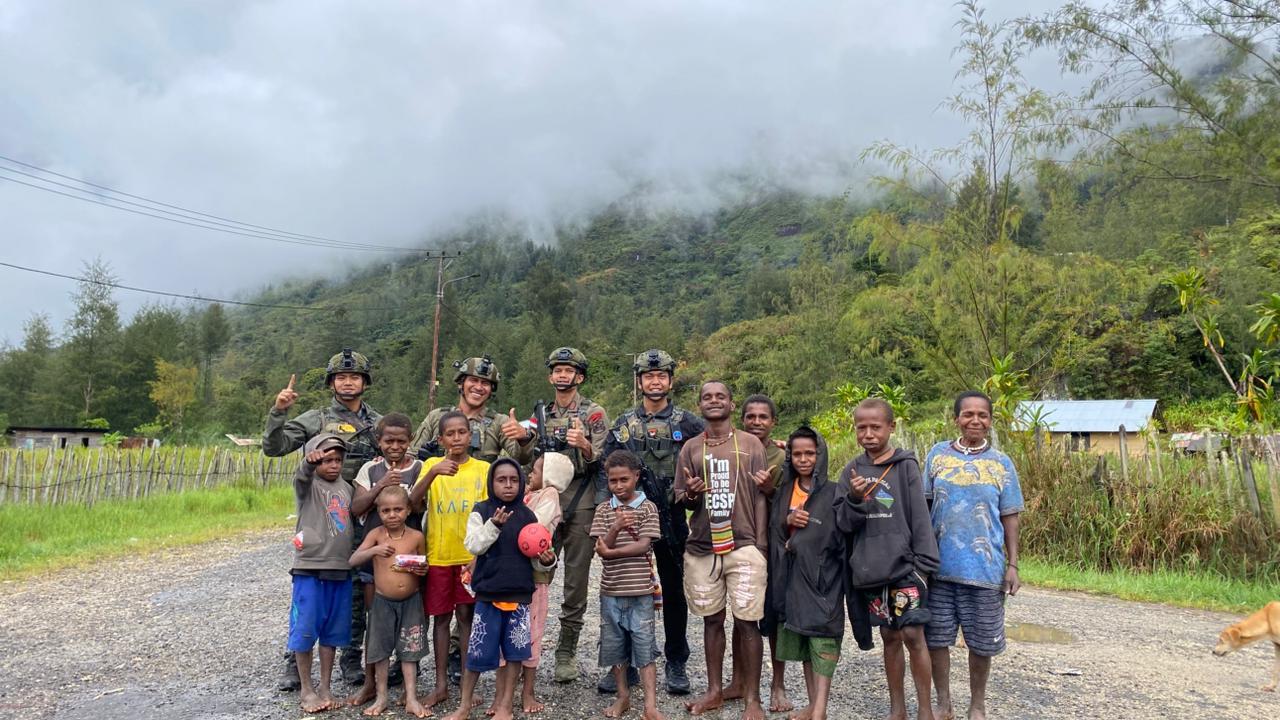personel-Operasi-Damai-Cartenz-bersama-masyarakat-di-Distrik-Bibida-Kabupaten-Paniai.jpg