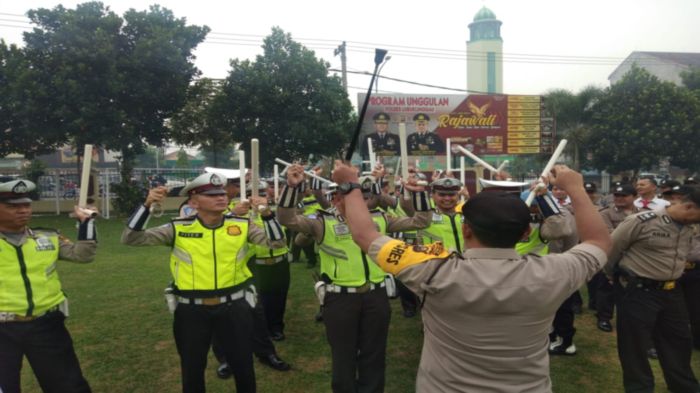 personel-saat-melakukan-pelatihan-di-depan-polres-lubuklinggau-rabu-15102019.jpg