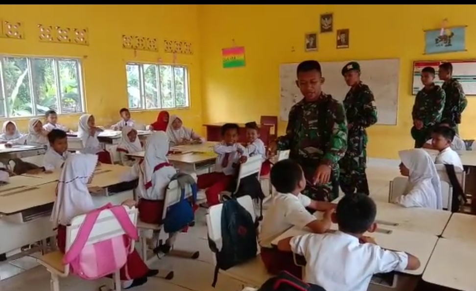 Dengan Pola Mendongeng, Sertu Adi Ajarkan Anak-anak SD di Muratara Tentang Wawasan Kebangsaan