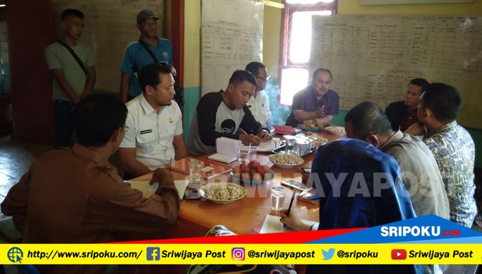 pertemuan-antara-dprd-empatlawang-dengan-pihak-perusahaan-ptpn-7_20180131_162928.jpg