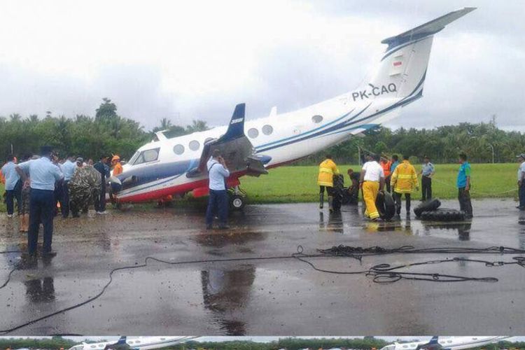 pesawat-kilibrasi-jenis-king-air-tergelincir_20170531_164840.jpg