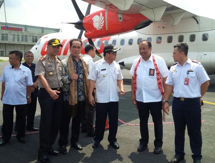 pesawat-wings-air-mendarat-di-bandara-silampari-lubuklinggau_20170518_143510.jpg
