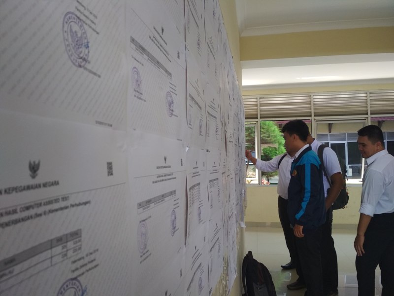 peserta-cpns-mengecek-nilai-yang-keluar-setelah-mengikuti-tahapan-skb.jpg