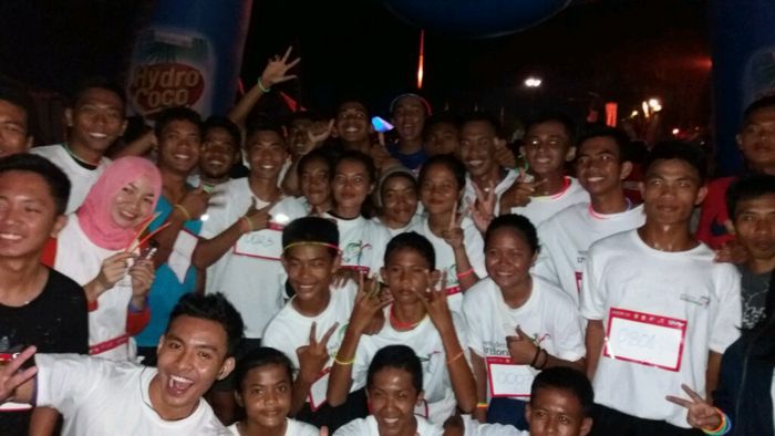 peserta-glowing-nite-run-foto-bersama_20160308_203954.jpg