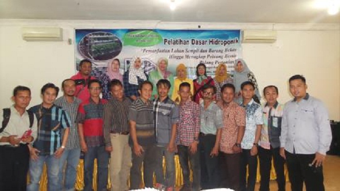 peserta-pelatihan-hidroponik-di-aula-akbid-pemkab-muaraenim-minggu-4122016_20161204_174009.jpg